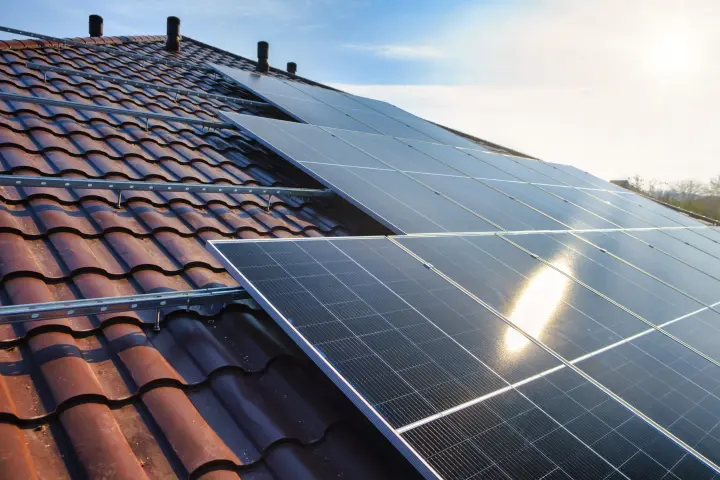 Battery storage system installed alongside solar panels in Nottingham